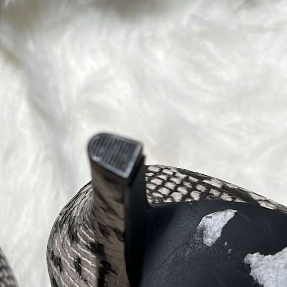 UNISA Women’s Snake Print Black Cream Pointed Toe Stiletto High Heels Sz 9. B66 - Picture 9 of 10